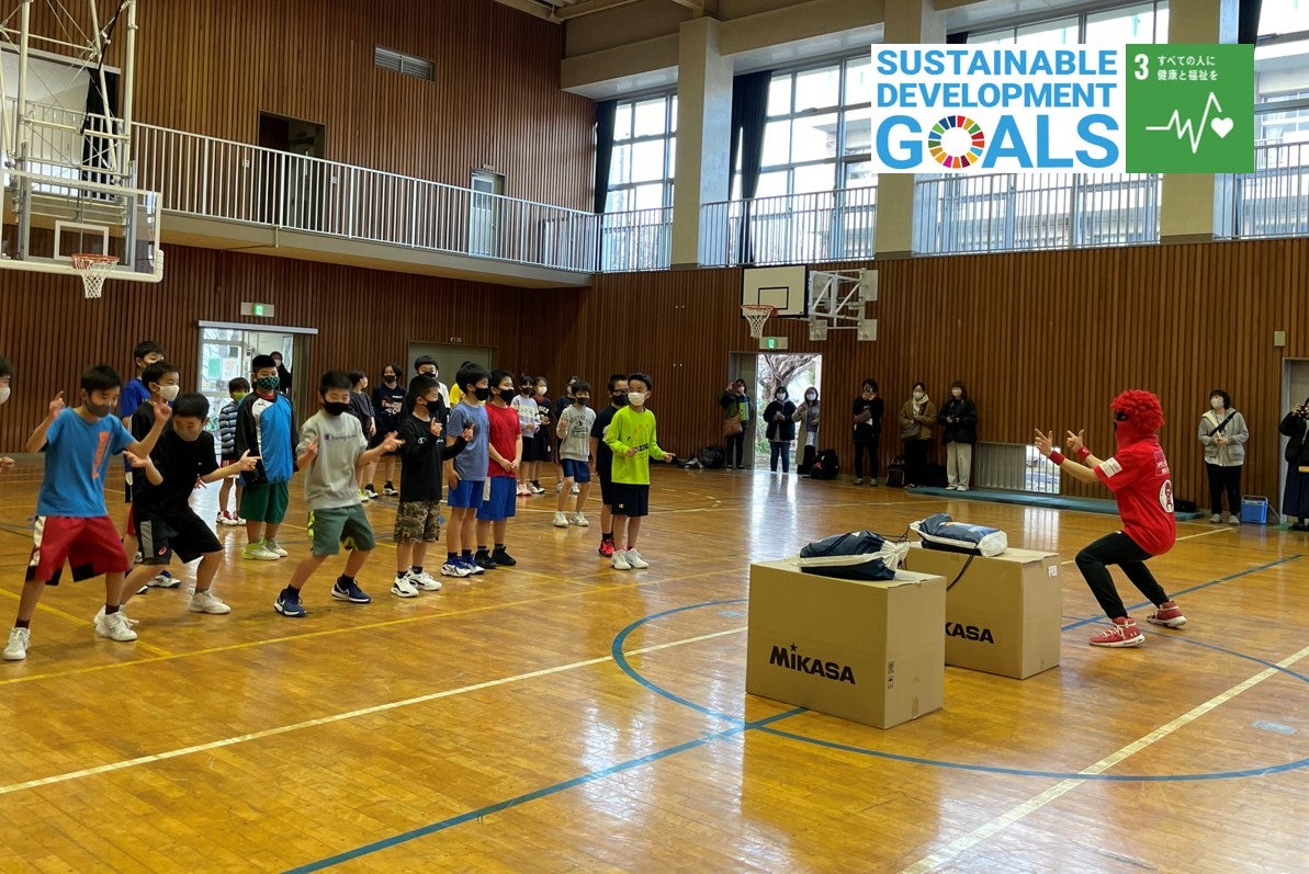 船橋市立咲が丘小学校ミニバスチームにバスケットボールとビブスを寄贈しました。 千葉ジェッツ